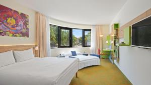 una camera d'albergo con letto e finestra di Hey Lou Hotel Hildesheim a Hildesheim