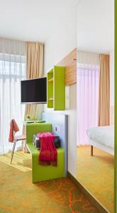 TV a/nebo společenská místnost v ubytování Hey Lou Hotel Hildesheim