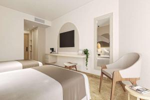 Habitación de hotel con 2 camas y TV en Viva Miches by Wyndham, a Trademark All Inclusive Resort, en Miches