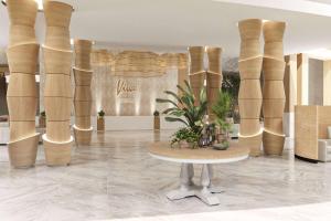 un vestíbulo con una mesa y un montón de jarrones en Viva Miches by Wyndham, a Trademark All Inclusive Resort, en Miches