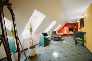 科希策的住宿－瑪拉藤精品酒店，阁楼间配有沙发和椅子