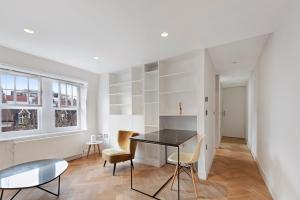 a dining room with a table and chairs at LUXURY NEW 1 bed SUITE BOND ST APART’M MAYFAIR in London