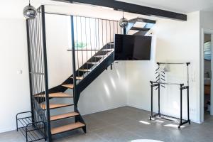 - un escalier en colimaçon dans le salon doté d'une télévision à écran plat dans l'établissement ARIA DELUXE Mobile Homes with Terme Čatež Tickets, à Čatež ob Savi