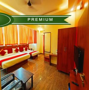 ein Hotelzimmer mit 2 Betten und einem TV in der Unterkunft Hotel Champion Prince Yelahanka in Yelahanka