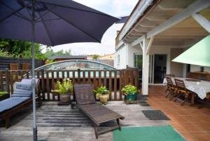 Un balcón o terraza en Villa avec piscine et jardin, Gujan-Mestras