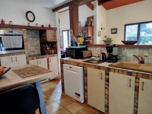 Una cocina o cocineta en Villa avec piscine et jardin, Gujan-Mestras