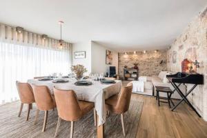 una sala da pranzo con tavolo e pianoforte di Casa Pelourinho de Louredo with pool a Paredes