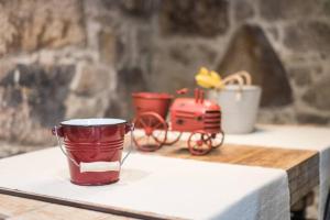 una tazza rossa seduta su un tavolo con un trenino giocattolo di Casa Pelourinho de Louredo with pool a Paredes Altre 33 foto
