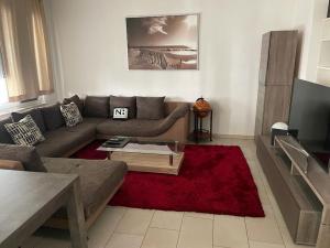 a living room with a couch and a red rug at Im Herzen von Bochum in Bochum