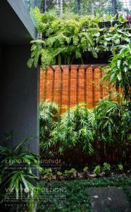 特里凡得琅的住宿－Nirvana Home stay TVM -allure，上面有一堆植物的栅栏