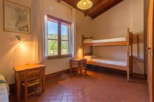 Pokój z 2 łóżkami piętrowymi i oknem w obiekcie Ferienhaus für 5 Personen ca 90 qm in Castiadas, Sardinien Sarrabus Gerrei w mieście Castiadas
