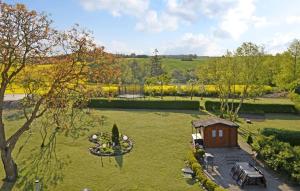 uma vista aérea de um jardim com um pequeno barracão em Gorgeous Apartment In Feldberger Seenlandsch With Kitchen em Conow