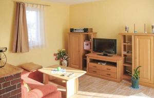 ein Wohnzimmer mit einem Sofa und einem TV in der Unterkunft 1 Bedroom Gorgeous Home In Bansin seebad in Gothen