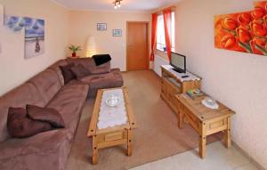 ein Wohnzimmer mit einem Sofa und einem Tisch in der Unterkunft Lovely Apartment In Heringsdorf seebad With Kitchen in Bansin