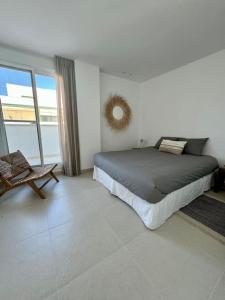 a bedroom with a large bed and a window at Spacieux Appartement 3 chambres Reserva Sotogrande in San Roque