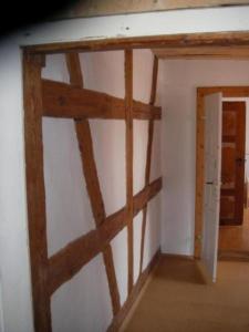 Habitación con vigas de madera en la pared. en Tolles Ferienhaus in Presseck mit Grill und Garten en Presseck