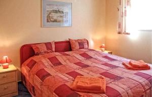 um quarto com uma cama vermelha com 2 candeeiros e uma janela em 2 Bedroom Gorgeous Apartment In Klink em Klink