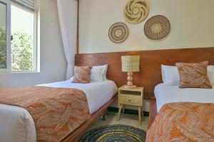 - une chambre avec 2 lits et une fenêtre dans l'établissement Hotel 256 Kampala, Kigo, à Kampala