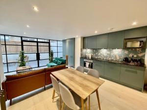 a kitchen and dining room with a table and chairs at Hackney 1 Bed Garden Flat in London