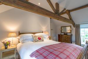 - une chambre avec un grand lit et une fenêtre dans l'établissement Middle Farm House, à Shepton Mallet