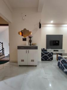 een woonkamer met een aanrecht en een tv bij 2 Bedroom Apartment near Vijayanagar, Bangalore in Bangalore