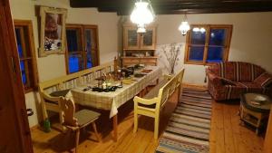een woonkamer met een eettafel en stoelen bij Nettes Ferienhaus in Telgárt in Telgárt
