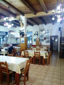 een restaurant met tafels en stoelen in een kamer bij To Ellinikon in Omalós