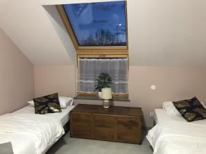 a room with two twin beds and a window at Pokoje Gościnne u Kovi in Legnica