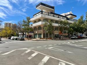 un bâtiment au coin d'une rue dans l'établissement Boutique Palacio, à Alicante