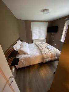 ラ・ロシュ・アン・アルデンヌにあるChez Moのベッドルーム1室(白いシーツと枕のベッド1台付)