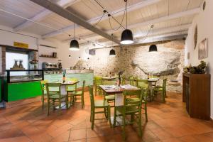 - un restaurant avec des tables et des chaises dans une salle dans l'établissement Calabrialcubo Agriturismo, à Nocera Terinese