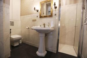 bagno con lavandino, doccia e servizi igienici di Apartament pałacowy a Świebodzin