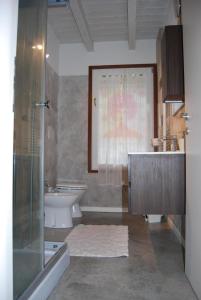 La salle de bains est pourvue d'une douche, d'un lavabo et de toilettes. dans l'établissement Ferienwohnung für 4 Personen ca 45 qm in Desenzano del Garda, Gardasee Südufer Gardasee, à Desenzano del Garda