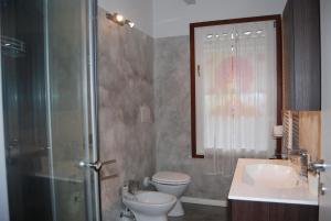 La salle de bains est pourvue de toilettes, d'une douche et d'un lavabo. dans l'établissement Ferienwohnung für 4 Personen ca 45 qm in Desenzano del Garda, Gardasee Südufer Gardasee, à Desenzano del Garda