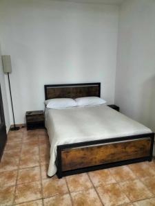 1 dormitorio con 1 cama grande en una habitación en SIM residence, en Maniago