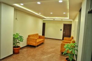 Hotel Aaryan Comforts - Peenya的休息区