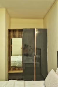 Hotel Aaryan Comforts - Peenya客房内的一张或多张床位