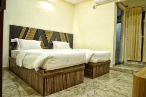 Hotel Aaryan Comforts - Peenya客房内的一张或多张床位