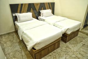 Hotel Aaryan Comforts - Peenya客房内的一张或多张床位
