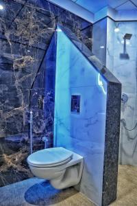 班加罗尔Hotel Aaryan Comforts - Peenya的蓝色客房内带卫生间的浴室 更多37张照片
