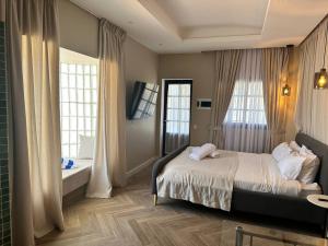 een slaapkamer met een bed en een groot raam bij La Concha ADULTS ONLY CORRALEJO in Corralejo
