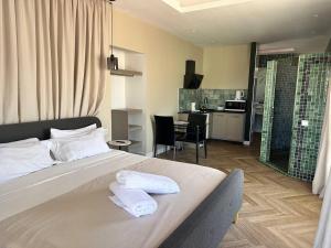 Łóżko lub łóżka w pokoju w obiekcie Miramar Boutique Apartments ADULTS ONLY CORRALEJO