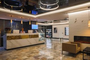 eine Lobby eines Ladens mit einer Rezeption in der Unterkunft Sanatorium Uzdrowiskowe LECH in Kołobrzeg