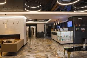 eine Lobby eines Ladens mit Sofa und Kamin in der Unterkunft Sanatorium Uzdrowiskowe LECH in Kołobrzeg + 76 Fotos