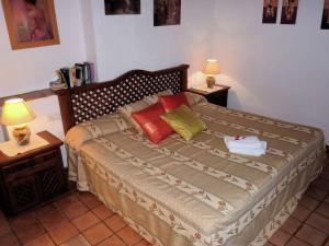 拉霍亞的住宿－Belvilla by OYO Finca las Chozas，一间卧室配有一张带2个床头柜和2盏灯的床。