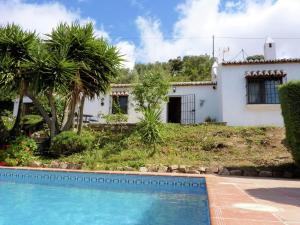 uma villa com piscina em frente a uma casa em Belvilla by OYO Finca las Chozas em La Joya