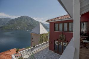 uma casa com vista para uma massa de água em Boka Gardens Seaside Resort em Kotor