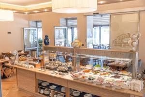 un buffet con molto cibo in esposizione di Hotel Dua Residence a Poreč (Parenzo)