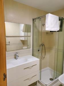 a bathroom with a shower and a sink and a shower at Apartamento El Toboso in Alcalá de Henares