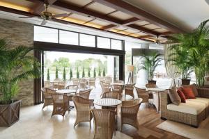 restauracja ze stołami i krzesłami oraz patio w obiekcie Nemu Resort Hotel Nemu w mieście Shima